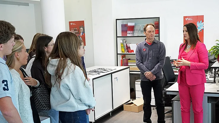 © Land Tirol/Pölzl Sicherheitslandesrätin Astrid Mair war am ersten Veranstaltungstag vor Ort und tauschte sich mit den SchülerInnen zu Lawinensicherheit aus.