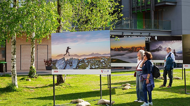 © Euregio/Nicole Zambanini Im April 2026 gastierte die Ausstellung im Parco Fratelli Michelin in Trient (Trentino). Sie zeigt die Titelfotos aller zehn Jahre, ergänzt durch Zitate, Monatsbilder sowie Highlights und Meilensteine der Euregio.