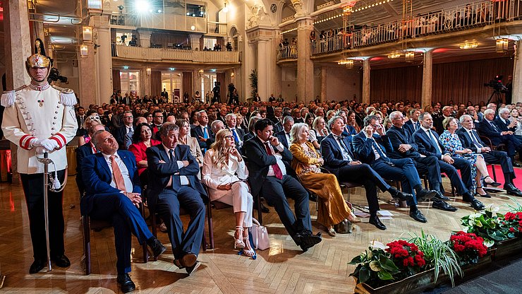 Blick in den feierlich geschmückten Kursaal: Zum Festakt 80 Jahre Pariser Vertrag waren rund 400 Ehrengäste nach Meran gekommen.