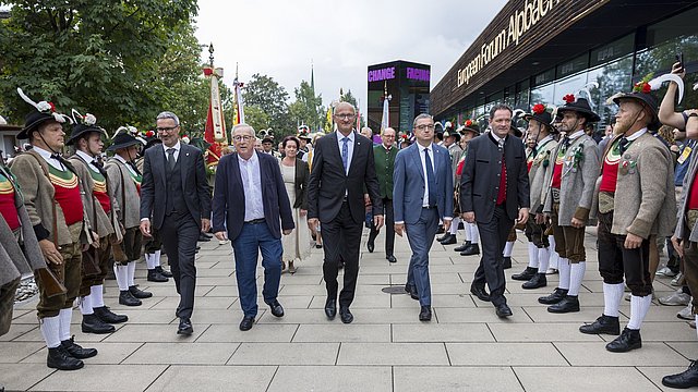 © Land Tirol/Sedlak Agli Euregio-Days di Alpbach, tradizione e futuro si incontrano. Nella foto: l’arrivo dei presidenti dei tre territori e degli ospiti d’onore presso il Congress Centre nel 2025.