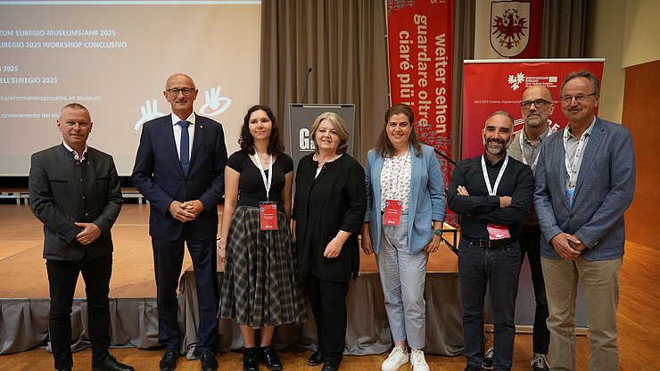 Foto di gruppo (da sinistra) con il segretario generale dell'Euregio Christoph von Ach, il capitano del Tirolo Anton Mattle e i relatori della Giornata dei musei dell'Euregio Tamara Ruhland, Ulrike Vitovec, Monika Gögele, Giacomo Bianchi, Roland Sila e Walter Stefan. 