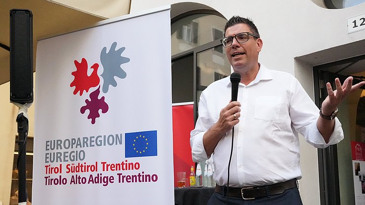© Euregio/Armin Gluderer Il segretario generale Matthias Fink ha dato il benvenuto ai presenti a nome dell’Euregio Tirolo-Alto Adige-Trentino