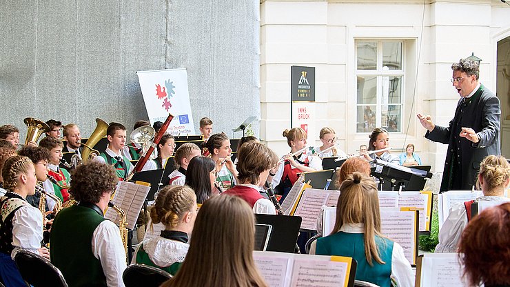 © Wolfgang Alberty Dopo le esibizioni a Trento e a Dobbiaco, un Promenade Concert a Innsbruck (nella foto nel 2023) completerà il programma concertistico dell'Orchestra giovanile di fiati dell'Euregio 2026.