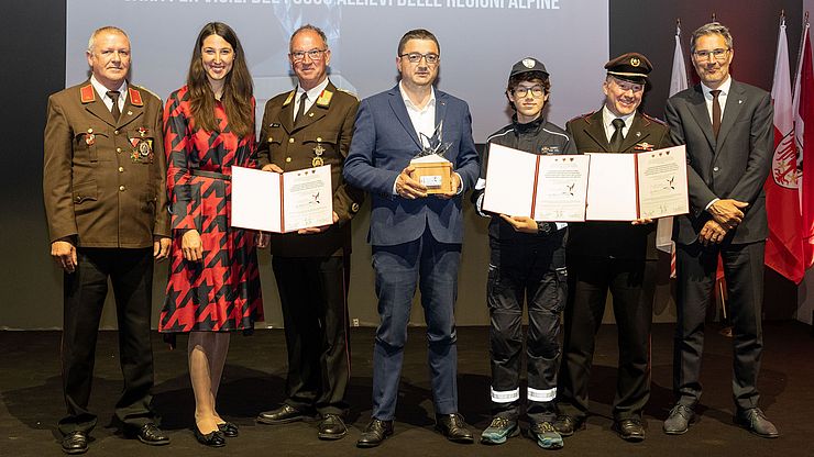 Come progetto transfrontaliero dell'Euregio, il progetto dei giovani vigili del fuoco è stato premiato con il titolo di Concorso per giovani vigili del fuoco delle regioni alpine 