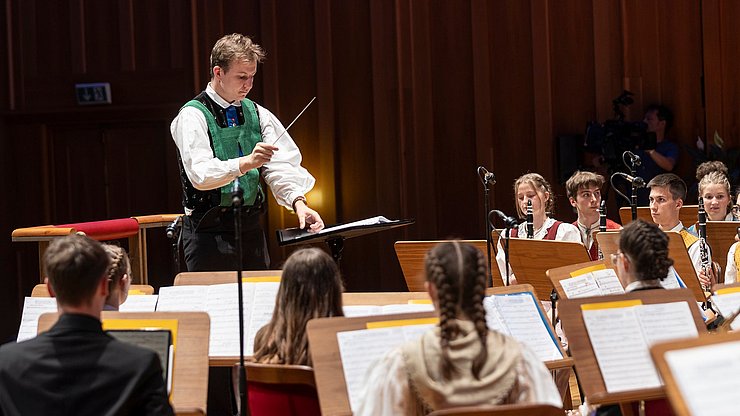 Der Dirigent aus Südtirol, Hannes Schrötter, beim Auftritt in Toblach.