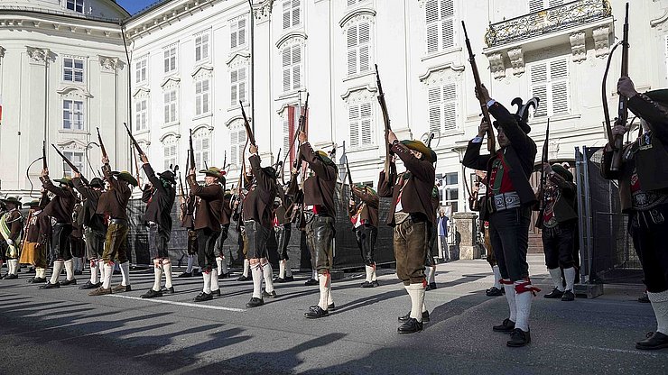 Saluto d'onore al ricevimento tradizionale davanti alla Hofburg di Innsbruck.