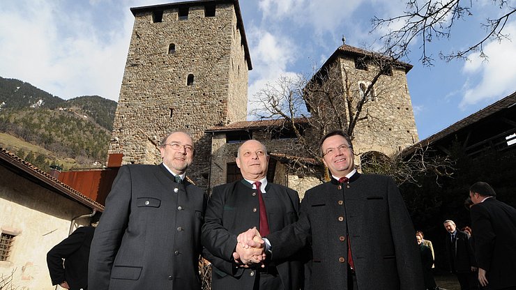 © Andreas Fischer Konstituierende Euregio-Sitzung vom 13. Oktober 2011 auf Schloss Tirol: Handschlag der Gründungsväter und damaligen Landeshauptleute (von links) Lorenzo Dellai (Trentino), Luis Durnwalder (Südtirol) und Günther Platter (Tirol).