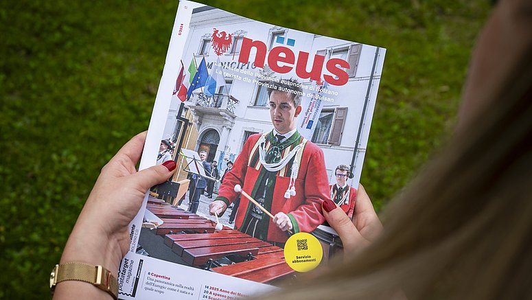 Approfondimento sulle iniziative, gli obiettivi e i metodi di lavoro dell'Euregio con l'attuale numero di nëus, la rivista della Provincia dell'Alto Adige 