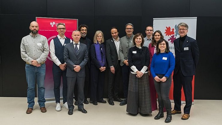 Politik, Vortragende und Organisatoren des Museumstags: (v. l.) Diego Visintin (Independent L., Meran), David Gruber (Direktor Naturmuseum Südtirol), Christoph von Ach (Euregio-Generalsekretär), Roberto Gigliotti (Freie Universität Bozen), Birgit Tellmann (Expertin für Inklusion und Barrierefreiheit in Museen, Bonn, Deutschland), LR Philipp Achammer, Euregio-Präsident LH Arno Kompatscher, Maria Chiara Ciaccheri (Museologin, Expertin für Übersetzungen und Zugänglichkeit), Martin Hagmayr (Historiker, Mitarbeiter des Museum Arbeitswelt, Österreich), Moderatorin Nicole Abler und Notburga Siller (beide Land Südtirol), Amtsdirektor Manuel Gatto (Land Südtirol)