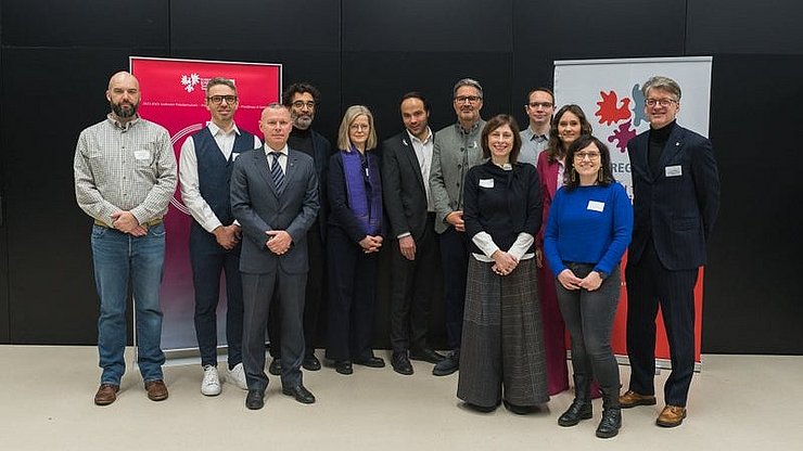 Politici, relatori e organizzatori della Giornata dei musei: (da sinistra) Diego Visintin (Independent L., Merano), David Gruber (direttore del Museo di Scienze Naturali dell'Alto Adige), Christoph von Ach (segretario generale dell'Euregio), Roberto Gigliotti (Libera Università di Bolzano), Birgit Tellmann (esperta di inclusione e accessibilità nei musei, Bonn, Germania), l'assessore provinciale Philipp Achammer, il presidente dell'Euregio e della Provincia autonoma di Bolzano Arno Kompatscher, Maria Chiara Ciaccheri (museologa, esperta di traduzione e accessibilità), Martin Hagmayr (storico, collaboratore del Museum Arbeitswelt, Austria), le moderatrici Nicole Abler e Notburga Siller (Provincia autonoma di Bolzano) e il direttore dell'Ufficio Musei e ricerca museale Manuel Gatto (Provincia autonoma di Bolzano).