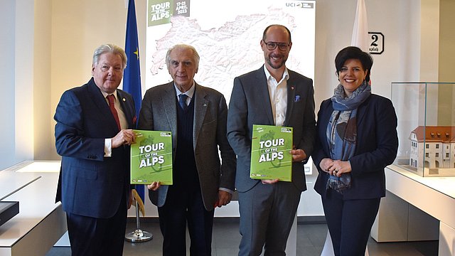 © Land Tirol/Huldschiner La presentazione delle squadre ciclistiche del Tour of the Alps si è svolta presso l'Infopoint dell'Euregio a Innsbruck. Da sinistra a destra: Harald Mayer, Presidente della Federazione Ciclistica Austriaca, Giacomo Santini, Presidente del Gruppo Sportivo Alto Garda, organizzatore del Tour of the Alps, l'Assessore provinciale al Turismo Mario Gerber e Karin Seiler, Presidente del GECT Euregio Connect e direttrice della Tirolwerbung.