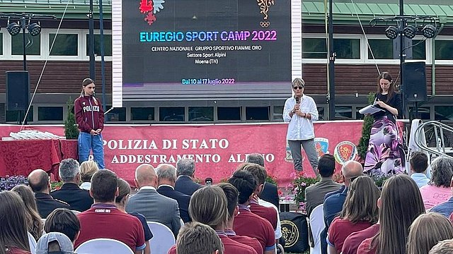 © Euregio Euregio-Generalsekretärin Marilena Defrancesco bei der offiziellen Eröffnung des EuregioSportCamps 2022 im Alpinen Ausbildungszentrum der Staatspolizei in Moena im Fassatal