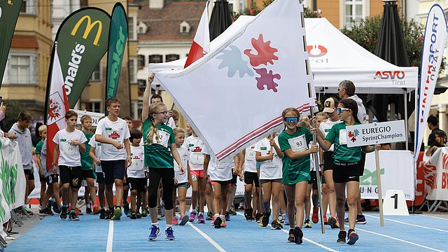 © Tiroler Leichtathletikverband I giovani Sprintchampions dell'Euregio durante la cerimonia di ingresso prima delle gare finali.