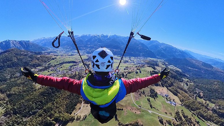 Danilo Callegari durante il volo in parapendio dal Corno Nero a Cavalese.