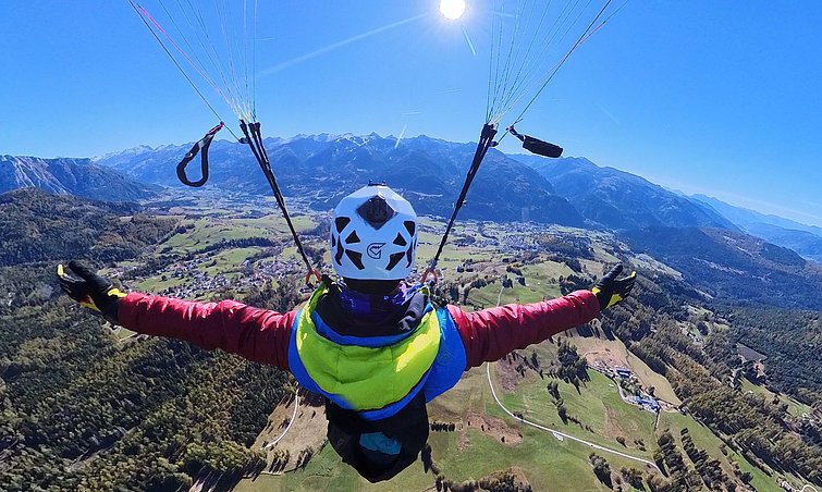 Danilo Callegari durante il volo in parapendio dal Corno Nero a Cavalese.