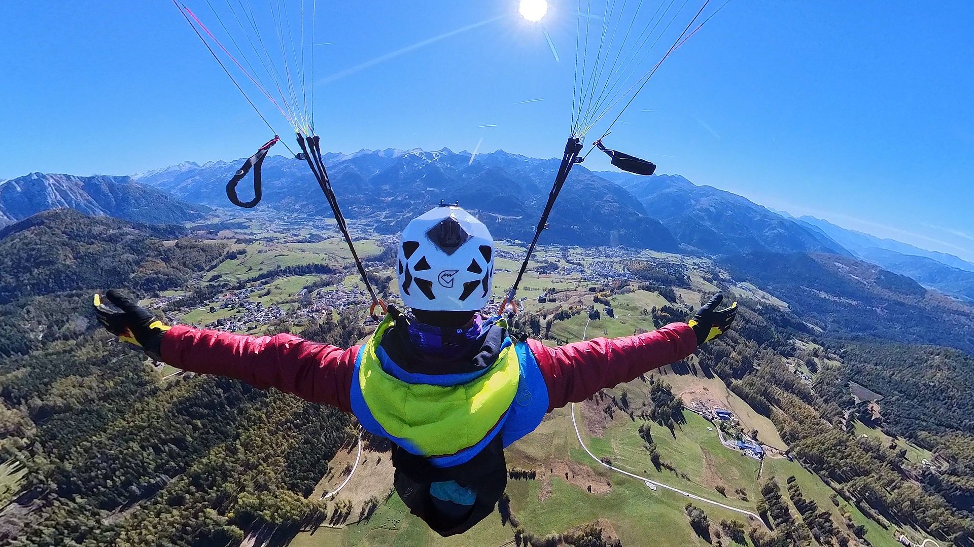 Danilo Callegari durante il volo in parapendio dal Corno Nero a Cavalese.