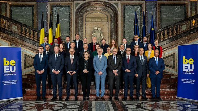 Gruppenfoto vom informellen Treffen der Verkehrsminister*innen mit Verkehrskommissarin Adina Vălean.