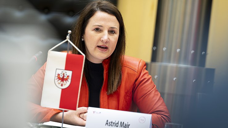 Astrid Mair, assessora provinciale alla famiglia del Tirolo: “Progetti transfrontalieri come l'EuregioFamilyPass apportano un reale valore aggiunto alla popolazione, soprattutto in tempi di inflazione”. 