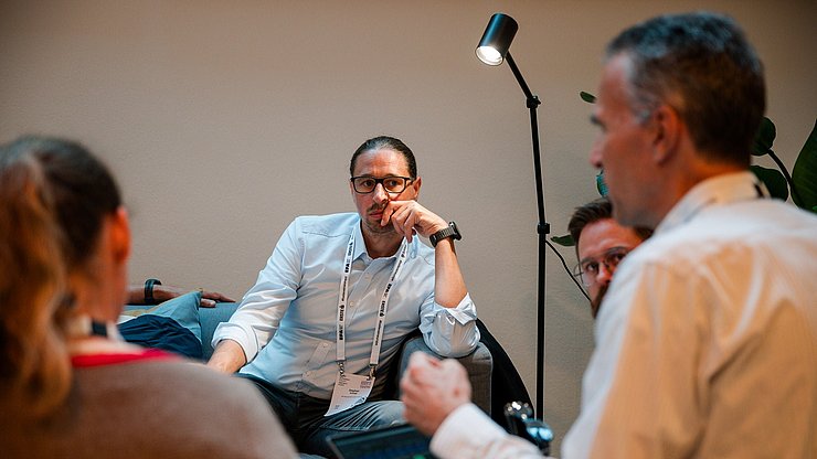 I tre gruppi di lavoro dell'EuregioLab si sono concentrati sui requisiti per l'infrastruttura, i dati e la sicurezza dei dati, l'uso dell'AI nella pubblica amministrazione e il trasferimento delle competenze in ambito IA. 