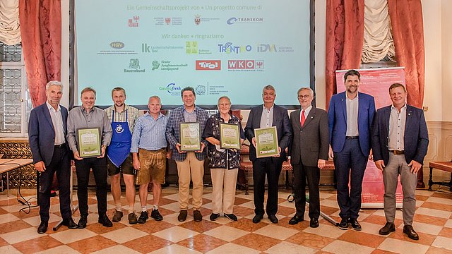 © LPA Die drei Preisträger inmitten der Landesräte (v.l.) Roberto Failoni, Arnold Schuler, Josef Geisler und Handelskammerpräsident Michl Ebner (3.v.r.) sowie Helmut Tauber (HGV) und Daniel Gasser (SBB)