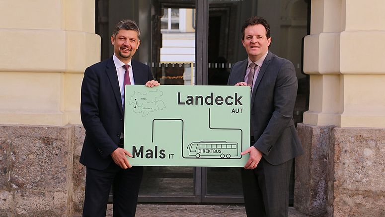 Im Dezember 2023 startet die neue länderverbindende Busverbindung Mals - Landeck mit 28 Fahrten pro Tag, teilen die Mobilitätslandesräte Alfreider aus Südtirol (l.) und Zumtobel (Tirol) mit. 