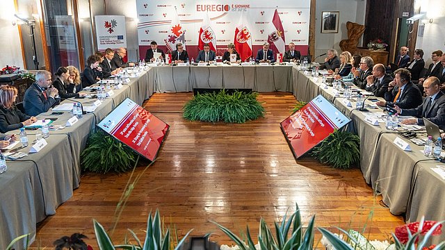 © Daniele Paternoster Dass die Euregio kein abstraktes Gremium, sondern für die Gemeinschaft wichtig ist, wurde bei der Vorstandssitzung in Sèn Jan di Fassa anhand mehrerer Beschlüsse veranschaulicht.