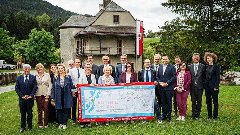 Symbolischer Abschluss des Euregio-Museumsjahrs 2025: VertreterInnen der Museumsjahr-Steuerungsgruppe übergaben die Wanderfahne an die Euregio-Versammlung.