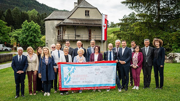 © Land Tirol/Fitsch Symbolischer Abschluss des Euregio-Museumsjahrs 2025: VertreterInnen der Museumsjahr-Steuerungsgruppe übergaben die Wanderfahne an die Euregio-Versammlung.