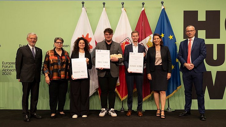 © Land Tirol/Sedlak PreiträgerInnen Euregio-JungforscherInnenpreis Kategorie 2: (von links) Michl Ebner (Handelskammer Bozen), Ulrike Tappeiner (Jury-Vorsitzende), Margherita Mele (2. Platz), Moritz Ploner (1.), Alexander Sietmann (3.), Barbara Thaler (Wirtschaftskammer Tirol) und Andrea De Zordo (Handelskammer Trient).