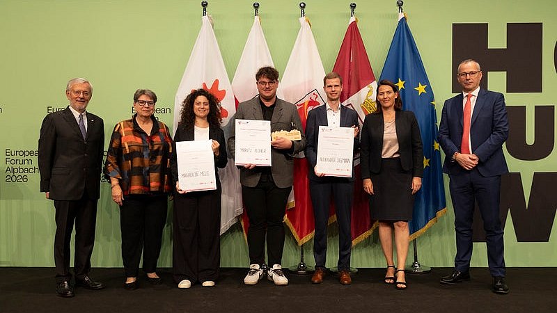 © Land Tirol/Sedlak Vincitori del Premio Giovani Ricercatori, categoria 1: (da sinistra) Ulrike Tappeiner (presidente della giuria), Barbara Thaler (Camera di commercio del Tirolo), Anna Bertani (2° posto), Philipp Jaufenthaler (1°), Ece Naz Tatar (3°), Andrea De Zordo (Camera di commercio di Trento), Michl Ebner (Camera di commercio di Bolzano).