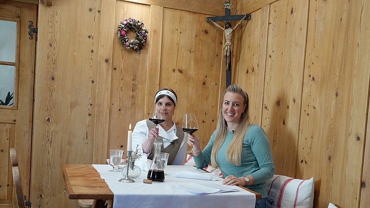 La chef Giulia Segna (a sinistra) e la presentatrice di Euregio in tavola Karin Gschnitzer brindano con il Groppello locale - Gropèl in dialetto. In termini linguistici e culinari, si sposa perfettamente con il Tortèl, il croccante taler di patate. 