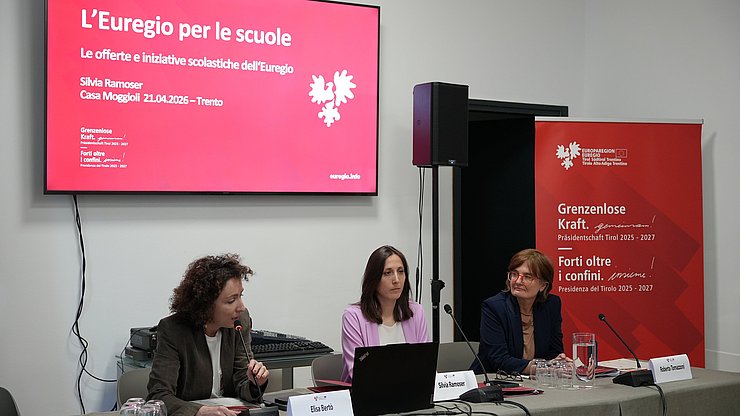 Stellten die zahlreichen Weiterentwicklungen des Euregio-Bildungsangebotes für das nächste Schuljahr vor: (von links) Elisa Bertò, Silvia Ramoser und Roberta Tomazzoni.