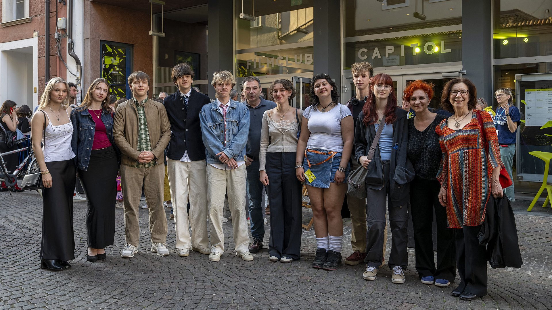 Die EuregioYoungJury 2026 vor dem Eingang des Filmfestivals Bozen