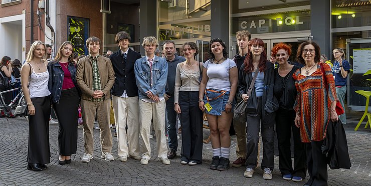 © Daniele Fiorentino Die EuregioYoungJury 2026 vor dem Eingang des Filmfestivals Bozen