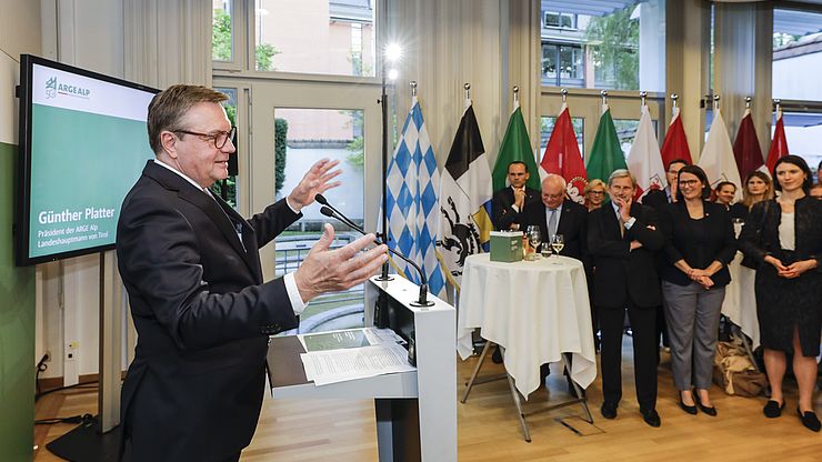 Günther Platter, attuale presidente della presidenza dell'ARGE ALP all'apertura dell'evento.
