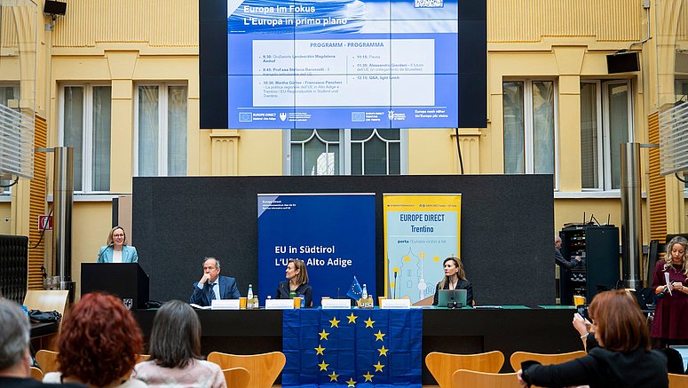 Europa-Landesrätin Magdalena Amhof (im Bild von links), Francesco Pancheri, Leiter der Einheit Europa der Autonomen Provinz Trient, Martha Gärber, die Direktorin der Abteilung Europa des Landes Südtirol und Uni-Professorin Stefania Baroncelli. 