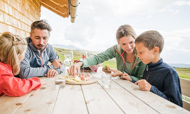 Der EuregioFamilyPass Südtirol berechtigt zu Preisnachlässen und Rabatten bei über 400 Vorteilspartnern sowie von zeitlich begrenzten Vorteilsaktionen.
