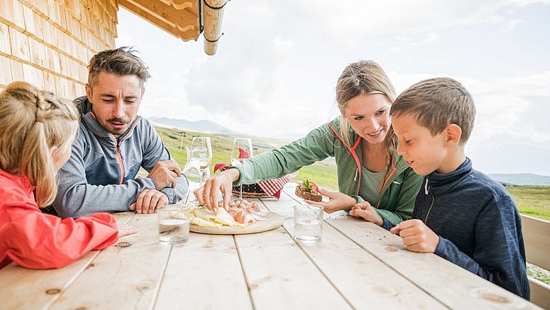 Der EuregioFamilyPass Südtirol berechtigt zu Preisnachlässen und Rabatten bei über 400 Vorteilspartnern sowie von zeitlich begrenzten Vorteilsaktionen.