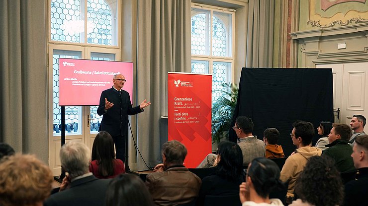 © LandTirol/DanijelJovanovic Euregio-Präsident, Tirols Landeshauptmann Anton Mattle: "Der Euregio-Kalender ist Sinnbild unserer Euregio: Er verbindet einzigartige Fotos zu einem gemeinsamen Kunstwerk von grenzenloser Kraft."