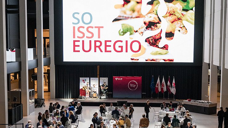 Im Bild: Feier mit allen Beteiligten des Projekts „So isst Euregio“ am 7. Mai 2025 in Bozen.