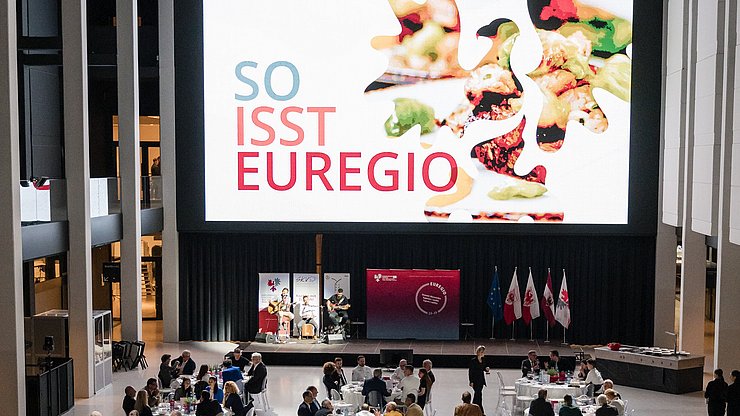 © USP/Bernhard Aichner „Nscila maia Euregio“: te chësta publicazion à la jënt unida adalerch pudù ti dé na udleda a rezetes raiuneles dl Tirol, Südtirol y dl Trentin, cun cunsëies de jites y de servijes. Sun la foto: la festa cun duc i partezipanc pra l pruiet ai 7 de mei 2025 a Bulsan.