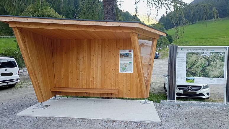 Durch die Modernisierung veralteter Infrastruktur soll der Umstieg auf öffentliche Verkehrsmittel für Bewohner und Gäste attraktiver gemacht werden. Dazu wurden acht moderne Klimahaltestellen (fünf in Tirol und drei in Südtirol, zum Beispiel in Matsch in der Gemeinde Mals) errichtet.