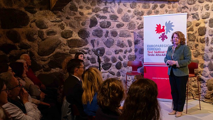 © LPA/Jacopo Coen „Der Euregio-Kulturdonnerstag rückt Themen in den Fokus, die uns in Tirol, Südtirol und dem Trentino verbinden – wie das Wirken von Claudia de’ Medici. Sie war eine prägende Persönlichkeit und wirft auch die Frage auf, ob unser kollektives Gedächtnis den Frauen gerecht wird, die Geschichte geschrieben haben, aber oft nur als ‚Ehefrau von‘ oder ‚Mutter von‘ wahrgenommen wurden“, betonte Landeshauptmannstellvertreterin Rosmarie Pamer in ihren Grußworten.