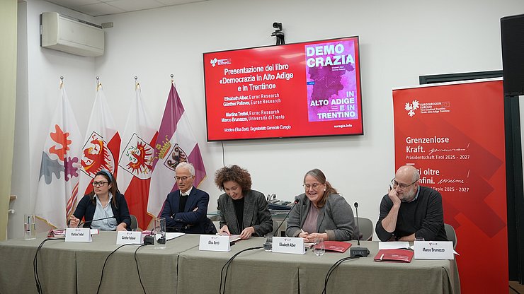 Presentato durante l’ultimo appuntamento dei Martedì dell’Euregio 2025 il libro “Democrazia in Alto Adige e in Trentino”: in foto da sinistra Martina Trettel (Eurac Research), Günther Pallaver (Eurac Research, autore del libro), Elisa Bertò (Moderatrice, Segretariato Generale dell'Euregio), Elisabeth Alber (Eurac Research, autrice del libro) e Marco Brunazzo (UniTN). 