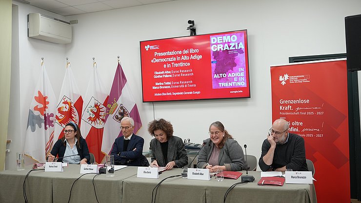 Euregio/NicoleZambanini : Im Rahmen des letzten Euregio-Dienstages des Jahres wurde das Buch „Demokratie in Südtirol und im Trentino” vorgestellt: Auf dem Foto von links Martina Trettel (Eurac Research), Günther Pallaver (Eurac Research, Autor des Buches), Elisa Bertò (Moderatorin, Euregio-Generalsekretariat), Elisabeth Alber (Eurac Research, Autorin des Buches), und Marco Brunazzo (UniTN).