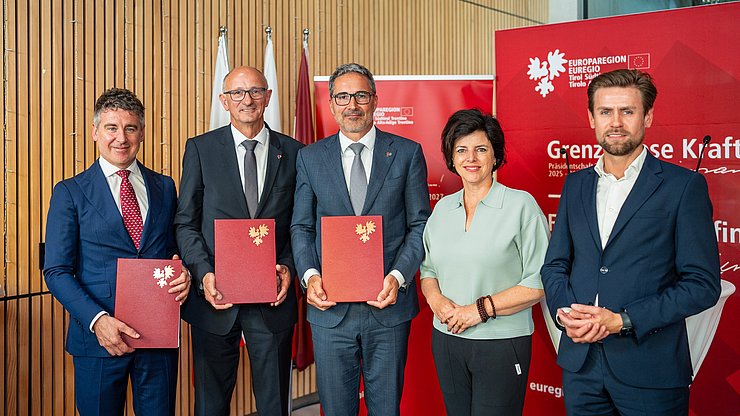 © Land Tirol/Fitsch L'Euregio ribadisce il proprio sostegno al Tour of the Alps (da sinistra): il presidente di Euregio Connect Paolo Pozzi, il presidente dell'Euregio e capitano del Tirolo Anton Mattle, il presidente Arno Kompatscher (Provincia autonoma di Bolzano), l'amministratrice delegata di Tirol-Werbung Karin Seiler e il responsabile marketing di IDM Wolfgang Töchterle.