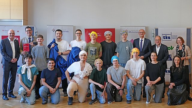 © Land Tirol/Reiter Gruppenfoto LH Mattle mit Schüler:innen der HTL Anichstraße