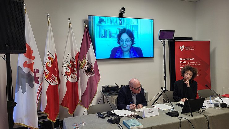 © Euregio La direttrice Floriana Galluccio (collegata da remoto) ha presentato il Centro Interuniversitario OSAII che si occupa di analizzare la struttura amministrativa italiana e che mira a promuovere la coesione istituzionale - in foto con (da sinistra) Luigi Blanco (vicedirettore Centro OSAII) con la moderazione di Elisa Bertò.