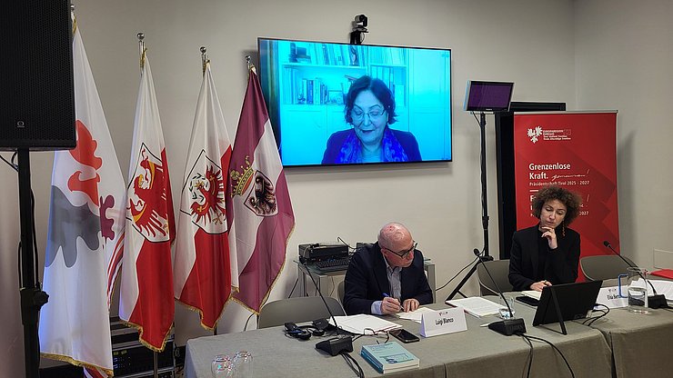 © Euregio Die online zugeschaltete Direktorin Floriana Galluccio hat das Interuniversitäre Zentrum OSAII vorgestellt, das die Verwaltungsstrukturen in Italien analysiert und den institutionellen Zusammenhalt fördert. Im Bild mit (von links) OSAII-Vizedirektor Luigi Blanco, moderiert von Elisa Bertò.