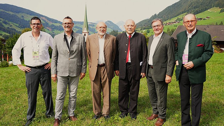 © Euregio/Armin Gluderer Freuten sich mit den Alt-Landeshauptleuten über das 15-jährige Jubiläum der Euregio: (v.l.) Euregio-Generalsekretär Matthias Fink und Alpbachs BG Markus Bischofer, Lorenzo Dellai, Luis Durnwalder, Günther Platter, EFA-Präsident Othmar Karas.